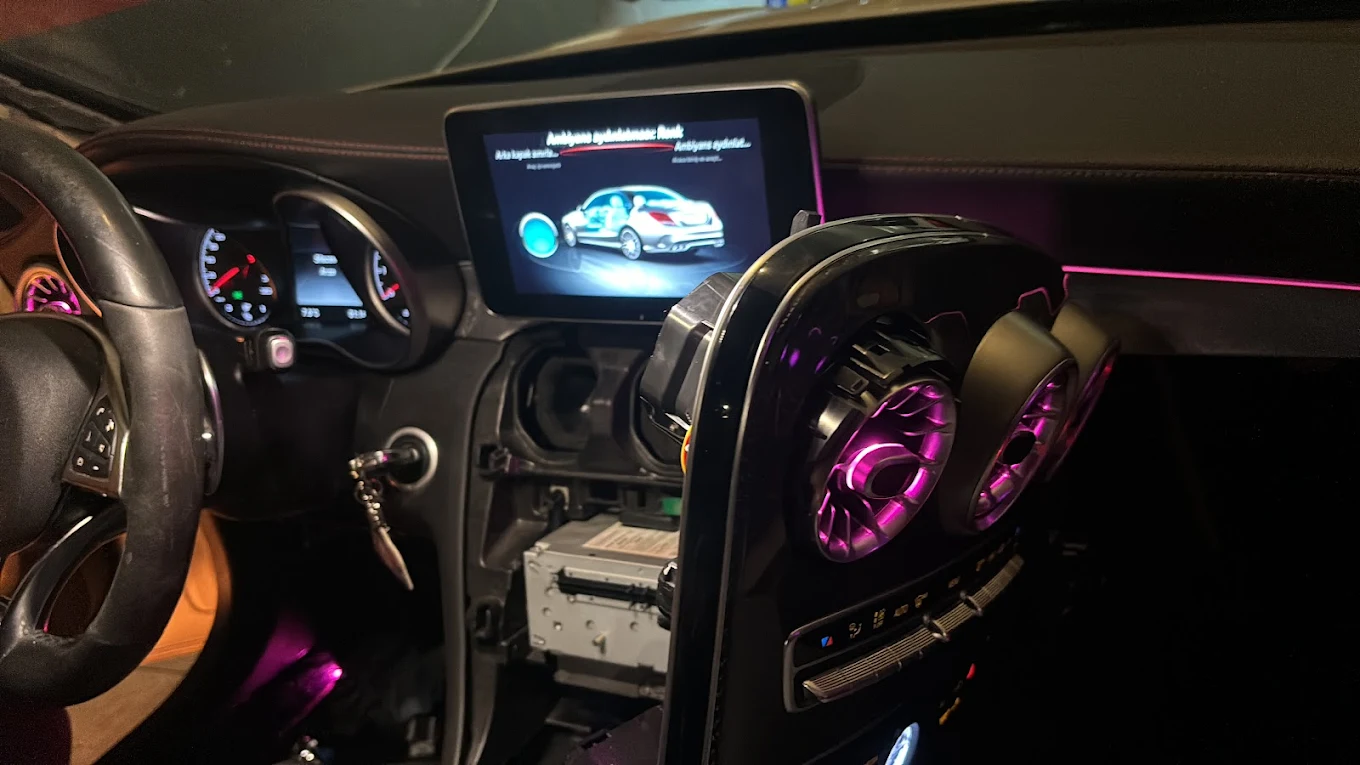 Sfeerverlichting monteren in auto